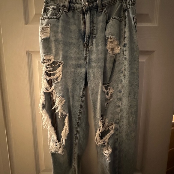 AE Lightwash Jean 2021 Size 2 - Picture 3 of 4